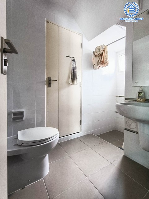 *****บ้านเดี่ยวมือสองสมุทรปราการ ม.พฤกษ์ลดา ประชาอุทิศ90 เนื้อที่กว้างขวางมากถึง 50.40 ตร.ว. ฟังก์ชัน 3 ห้องนอน 3 ห้องน้ำ ที่จอดรถ 2 คัน สภาพสวย แถมฟรี! เฟอร์นิเจอร์ทั้งหลัง ลากกระเป๋าพร้อมเข้าอยู่ได้เลย โครงการตั้งบนทำเลแห่งการเดินทาง เชื่อมต่อถนนประชาอุทิศ-วัดคู่สร้าง ถนนสุขสวัสดิ์ ใกล้ทางหลวงพิเศษหมายเลข9 จองเลย!